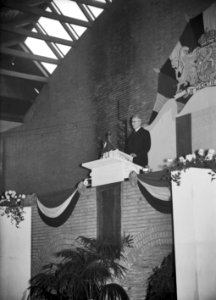 HUA-166876-Afbeelding van ir Hupkes president directeur van de Nederlandse Spoorwegen tijdens een toespraak ter gelegenheid van de herdenking van de spoorwegstak