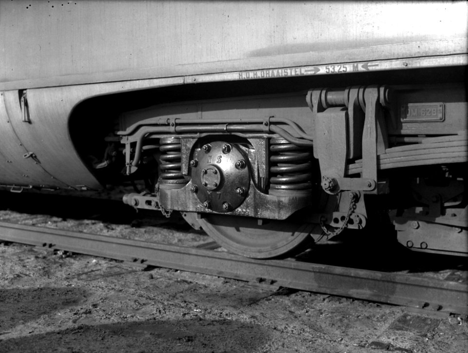 HUA-160558-Afbeelding van een gedeelte van een draaistel van een diesel-electrisch treinstel DE 5 (serie 51-68) van de N.S