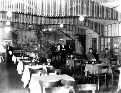 HUA-166898-Interieur van het N.S.-station Rotterdam Maas te Rotterdam- restauratie. N.B. Het betreft hier het noodgebouw dat van 1941 tot 1953 bestaan heeft