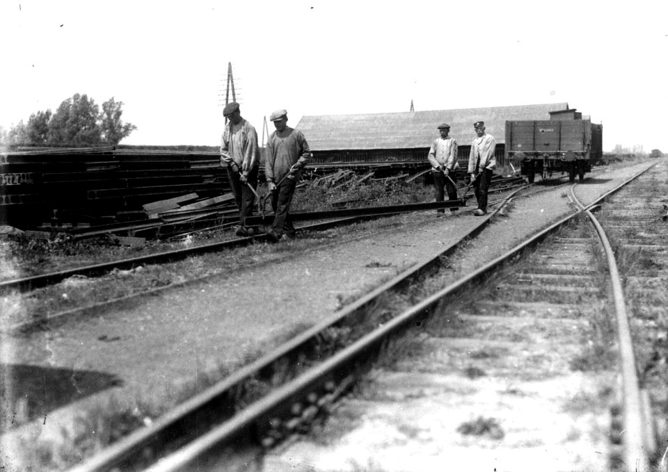 HUA-163301-Afbeelding van wegwerkers van de S.S. (Staatsspoorwegen) tijdens het wisselen van spoorstaven op een onbekend emplacement