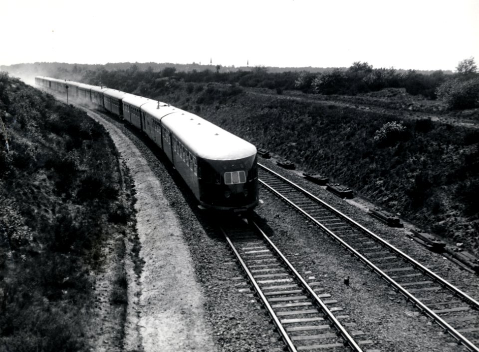 HUA-160573-Afbeelding van vier gekoppelde diesel-electrische treinstellen DE 3 (serie 11-50) van de N.S. ten westen van Amersfoort, op de spoorlijn richting Utrecht