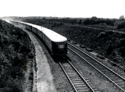 HUA-160573-Afbeelding van vier gekoppelde diesel-electrische treinstellen DE 3 (serie 11-50) van de N.S. ten westen van Amersfoort, op de spoorlijn richting Utrecht