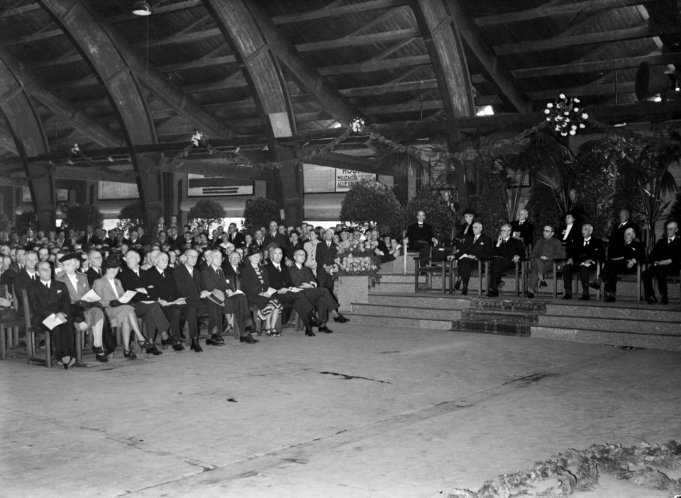 HUA-166887-Afbeelding van de herdenking van de spoorwegstaking 1944-1945 in het gebouw voor Groenten- en Vruchtenveilingen (Croeselaan) te Utrecht