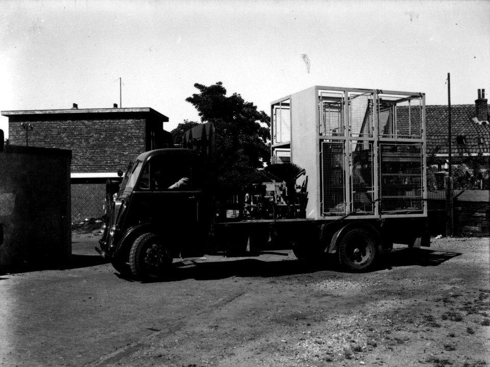HUA-160587-Afbeelding van een vrachtauto van de N.S. met een transformator, vermoedelijk te Utrecht