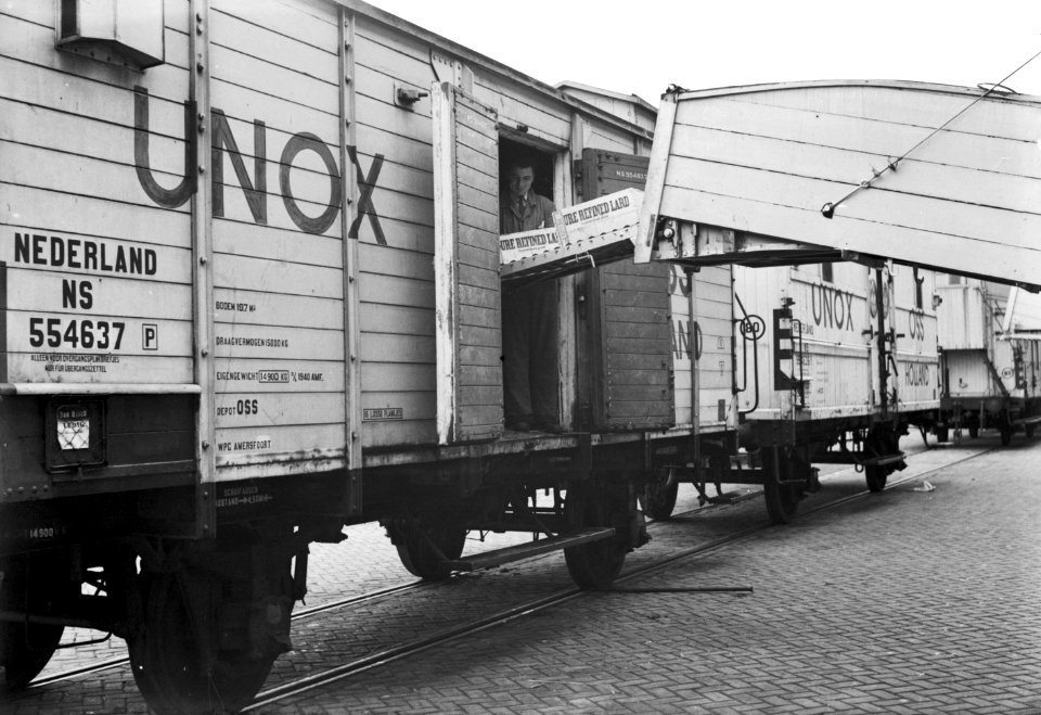 HUA-167079-Afbeelding van het beladen van een vleeswagen van Unox te Oss