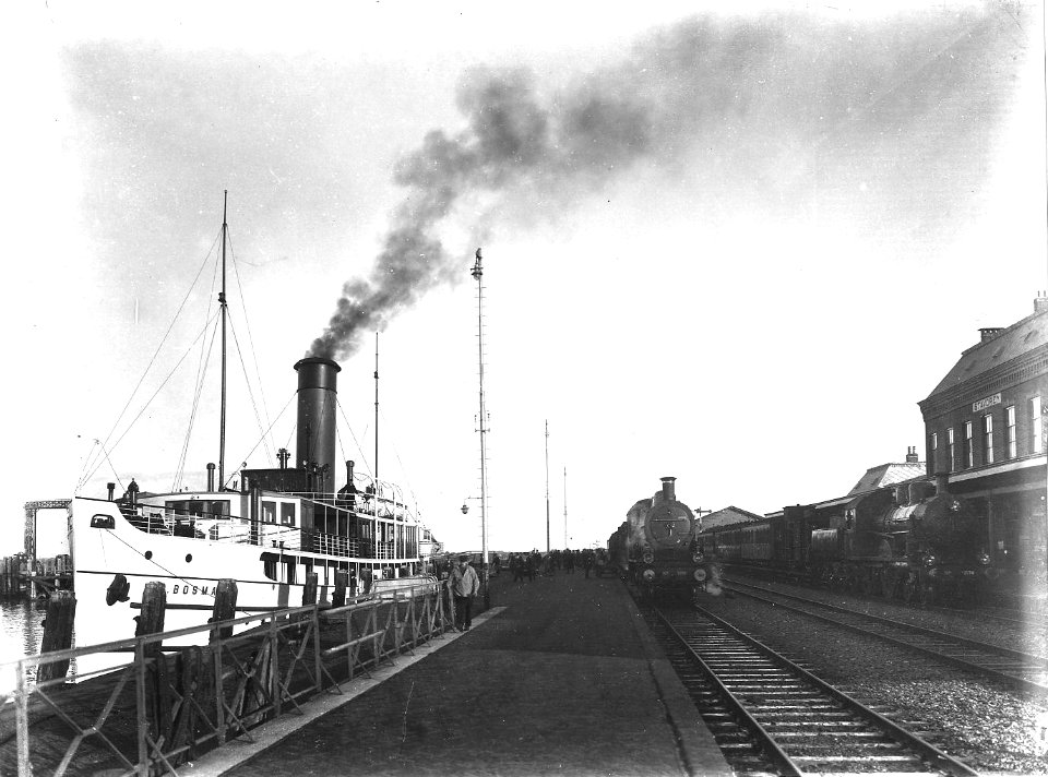 HUA-163318-Gezicht op het N.S.-station Stavoren te Stavoren, met links het stoomschip C. Bosman van Rederij Koppe voor de bootdienst naar Enkhuizen, in het midden de locomotief nr. 3798 (serie 3700-3800) van de 