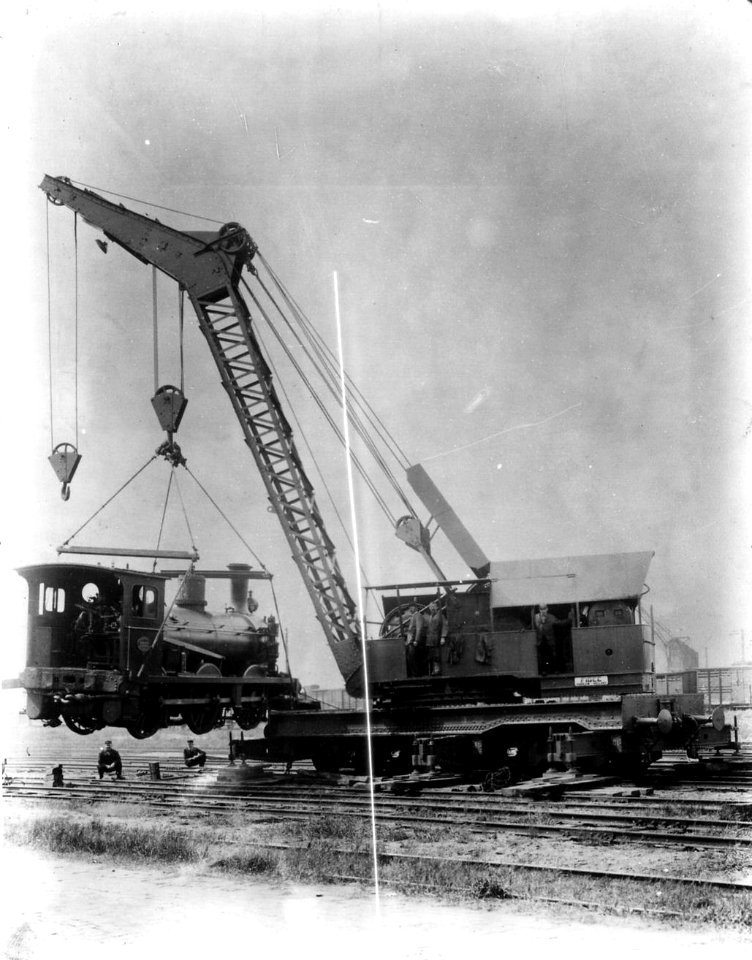 HUA-163322-Afbeelding een Figee hersporingskraan (ongevallenkraan) van de N.S. met in de takels de stoomlocomotief nr. 3221 (serie 3200)
