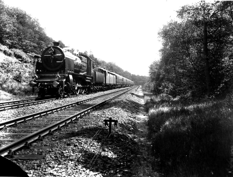 HUA-163347-Afbeelding van de stoomlocomotief nr. 3910 (serie 3900) van de N.S. met een D-trein bij Baarn
