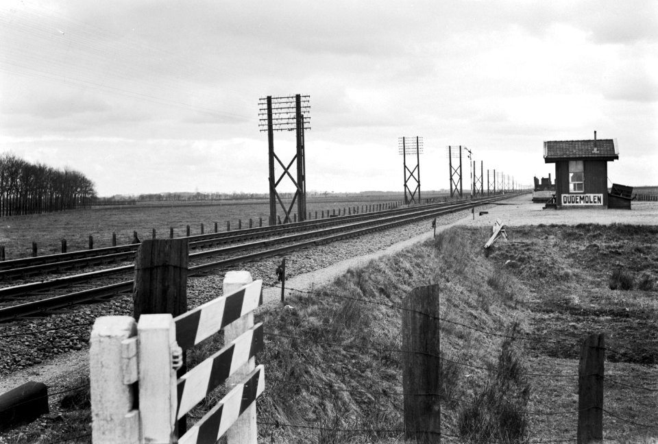 HUA-167123-Gezicht op de laad- en losplaats en voormalige halte Oudemolen van de N.S. tussen Assen en Groningen, met overwegwachtershuisje op de plek van het afgebroken stationsgebouw