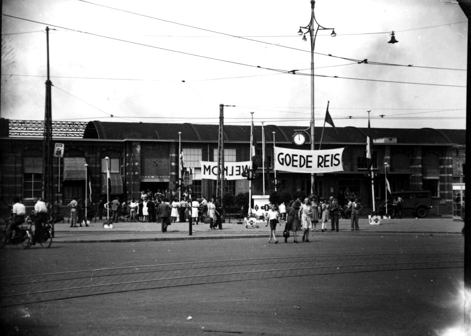 HUA-160623-Gezicht op het Stationsplein te Nijmegen, met het provisorisch van oorlogsschade herstelde N.S.-station Nijmegen