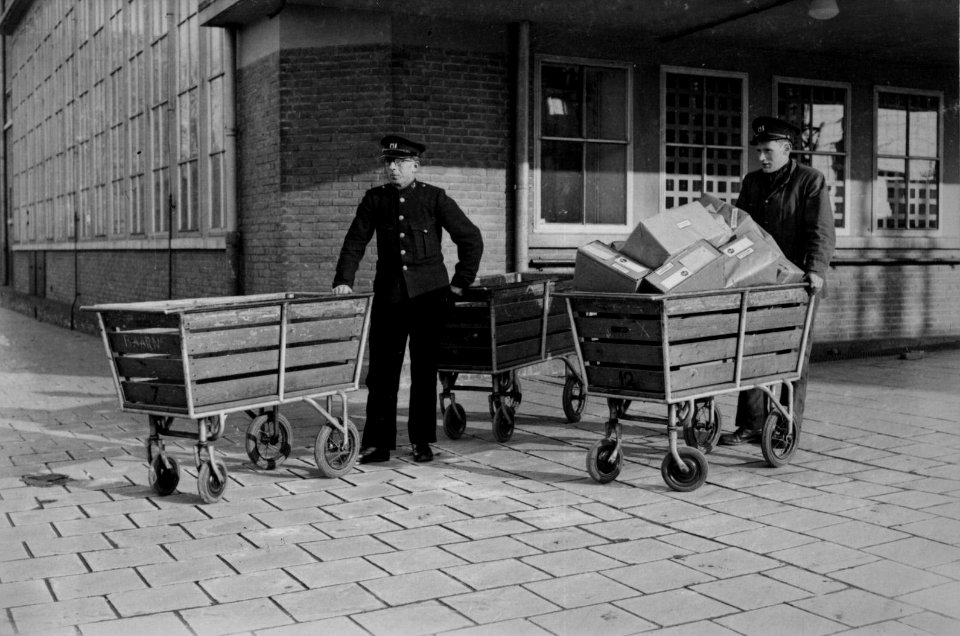 HUA-160632-Afbeelding van twee beambten van de PTT met postkarren bij het Stationspostkantoor Laan van Puntenburg 5 te Utrecht