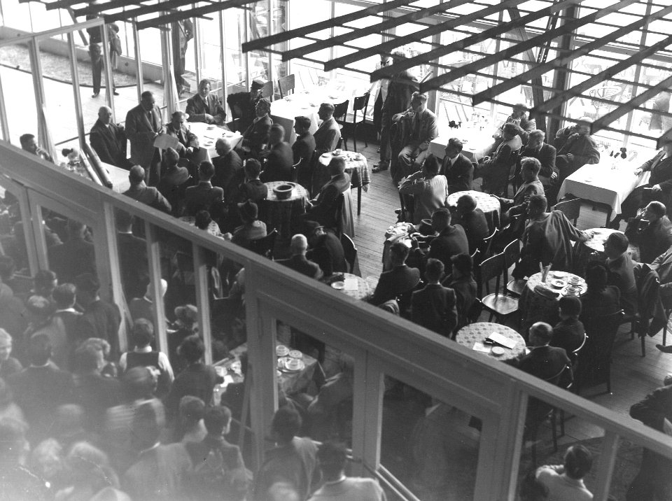 HUA-163365-Afbeelding van de prijsuitreiking van de wedstrijd Dieselmodellen, georganiseerd door de N.S., op de tentoonstelling 100 jaar Spoorwegen in Nederland op het Frederiksplein te Amsterdam