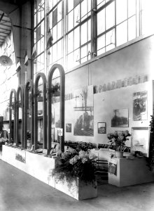 HUA-163369-Afbeelding van de stand van de N.S. op de tentoonstelling van de Vereniging Nederlandsch Fabrikaat in de Apollohal te Amsterdam