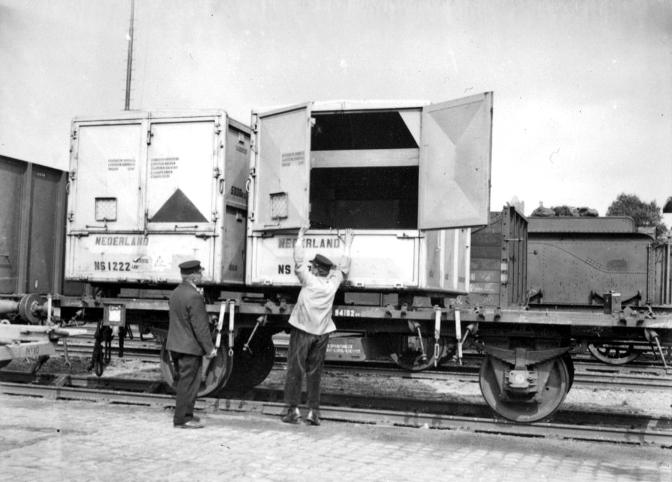 HUA-160640-Afbeelding van een goederenwagen met autolaadkisten op het goederenemplacement te Utrecht
