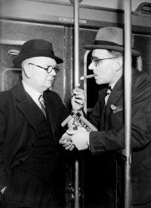 HUA-160653-Afbeelding van twee sigaren rokende mannen op het balkon van een trein (publiciteitsfoto)