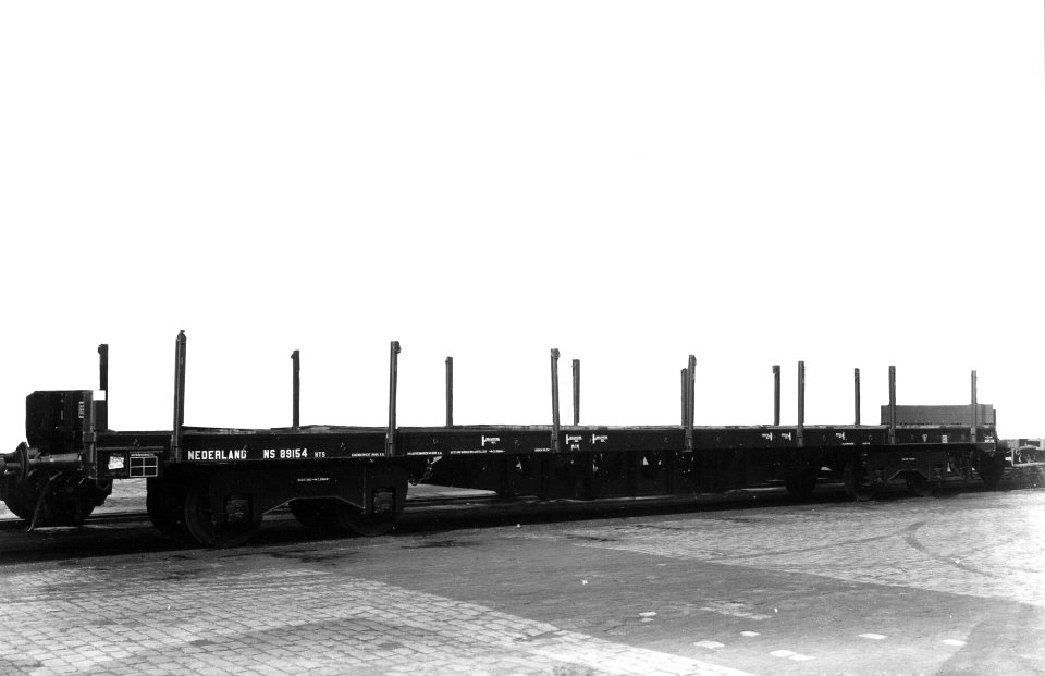 HUA-163385-Afbeelding van de 4-assige goederenwagen (rongenwagen, type HTS) nr. 89154 van de N.S. te Utrecht