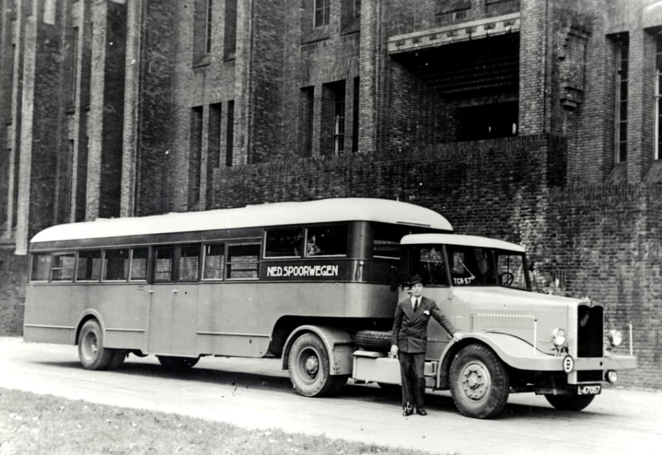 HUA-168049-Afbeelding van een Crossley opleggerbus van de N.S. bij het 3e Administratiegebouw van de N.S. (HGB III, Moreelsepark) te Utrecht. N.B. De opleggerbussen werden tijdens en kort na de Tweede Wereldoorl