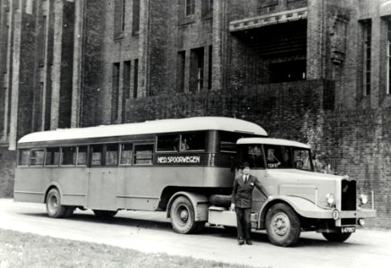 HUA-168049-Afbeelding van een Crossley opleggerbus van de N.S. bij het 3e Administratiegebouw van de N.S. (HGB III, Moreelsepark) te Utrecht. N.B. De opleggerbussen werden tijdens en kort na de Tweede Wereldoorl