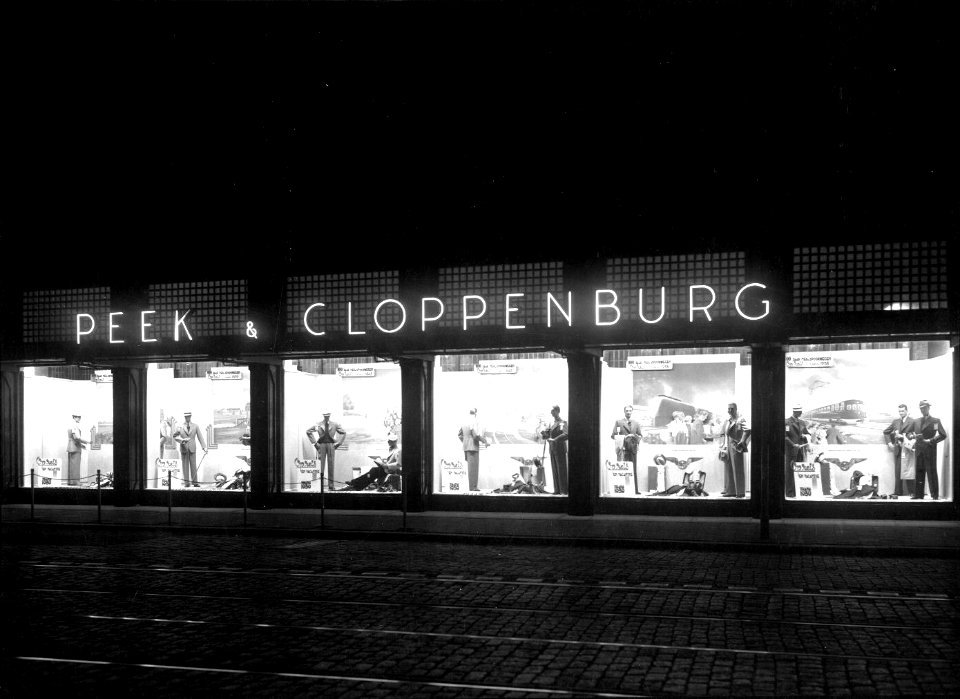 HUA-163393-Afbeelding van de etalages van het modemagazijn Peek & Cloppenburg te Den Haag met reclame voor de N.S. ter gelegenheid van het 100-jarig jubileum van de spoorwegen in Nederland