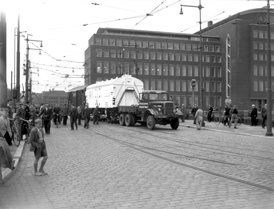 HUA-168061-Afbeelding van het transport van twee goederenwagens van de NS per vrachtauto van Transportbedrijf Wassink te Amersfoort voor een tentoonstelling in d