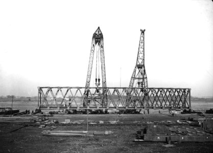 HUA-160677-Gezicht op één van de hoofdliggers van de spoorbrug over de Maas te Mook, tijdens herstel van oorlogsschade