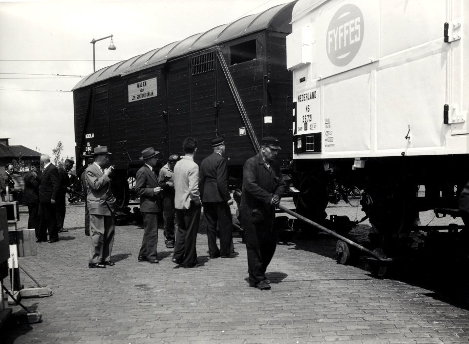 HUA-168197-Afbeelding van het transport van twee goederenwagens van de NS per vrachtauto door Transportbedrijf Wassink te Amersfoort voor een tentoonstelling in 