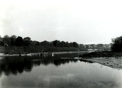 HUA-163184-Gezicht op de spoorweghaven aan de IJssel bij de Steeg Rechts op de achtergrond het SS station De Steeg