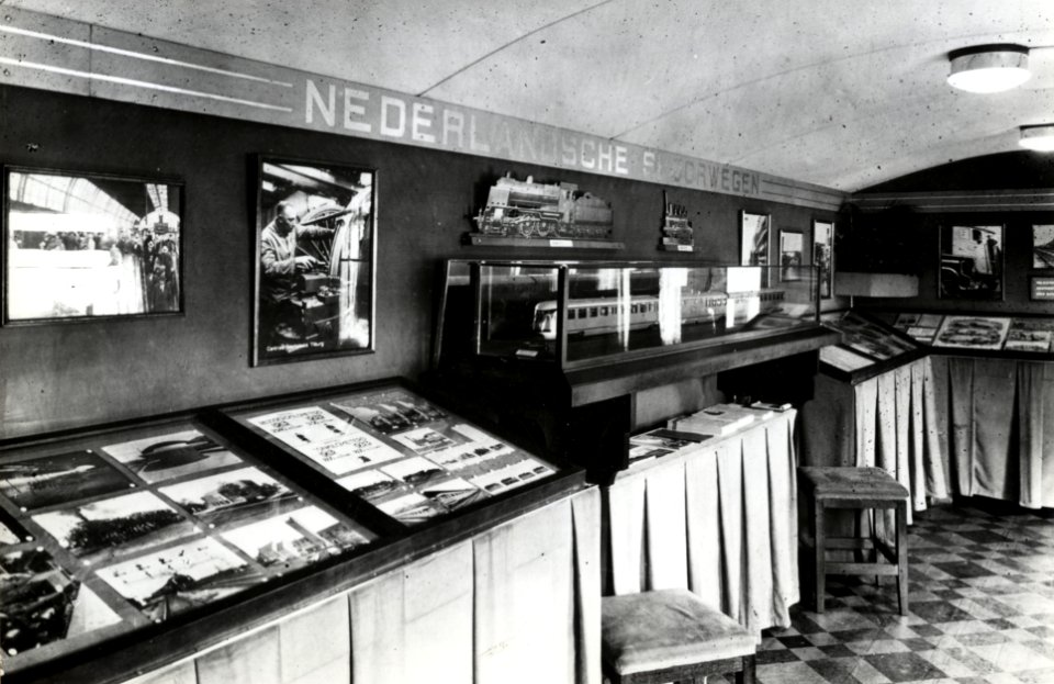 HUA-168315-Afbeelding van de stand van de NS in de Oranjetrein NB De Oranjetrein was een tentoonstellingstrein over handel en industrie in Nederland en was in de