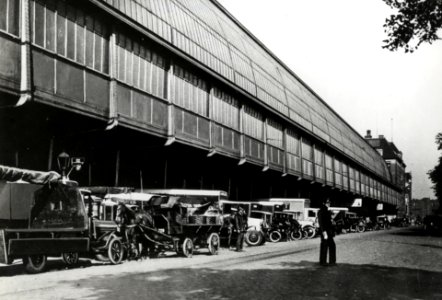 HUA-168332-Afbeelding van wagens van Van Gend Loos op de De Ruyterkade bij het NS station Amsterdam CS te Amsterdam