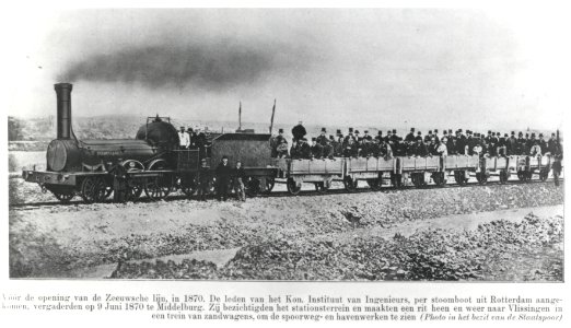HUA-163433-Afbeelding van de stoomlocomotief GELDERLAND van de SS met een trein bestaande uit zandwagens met daarin leden van het Koninklijk Instituut van Ingeni