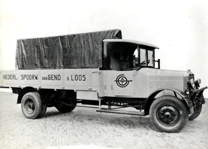 HUA-168322-Afbeelding van een vrachtauto met open laadbak van de Nederlandse Spoorwegen - Van Gend & Loos