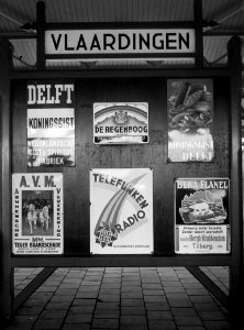 HUA-163437-Afbeelding van een wand met reclameborden op het perron van het NS station Vlaardingen te Vlaardingen