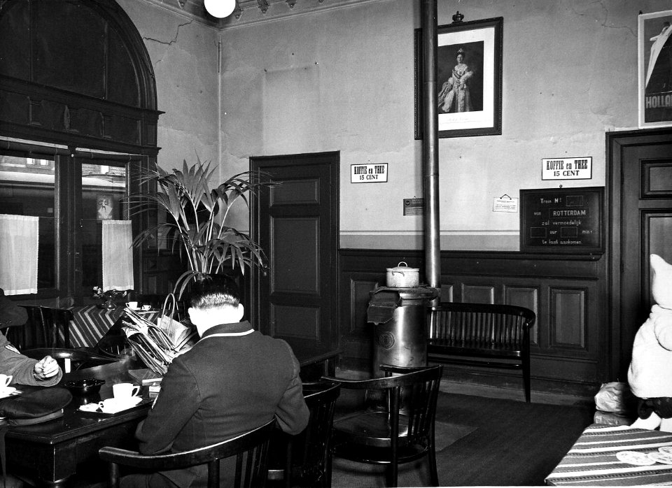 HUA-163449-Interieur van het N.S.-station Schiedam te Schiedam- wachtkamer 1e en 2e klasse