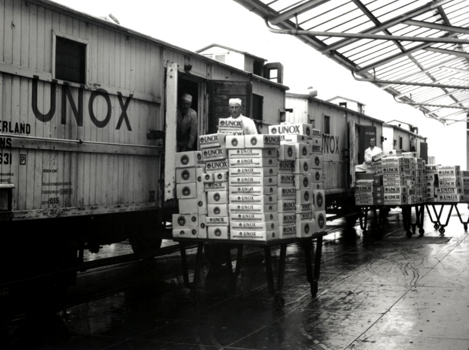 HUA-168402-Afbeelding van het beladen van koelwagens met vleesproducten van Unox te Oss