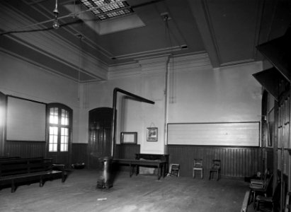 HUA-163469-Interieur van het N.S.-station Boxtel te Boxtel- wachtkamer 3e klasse