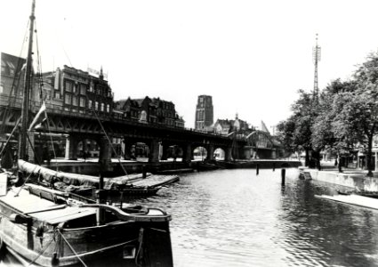 HUA-169142-Gezicht op het spoorviaduct door Rotterdam ter hoogte van het station Rotterdam Beurs later Rotterdam Blaak 