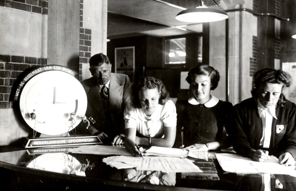HUA-169281-Afbeelding van de informatrices van het inlichtingenbureau in het N.S.-station Amsterdam C.S. te Amsterdam