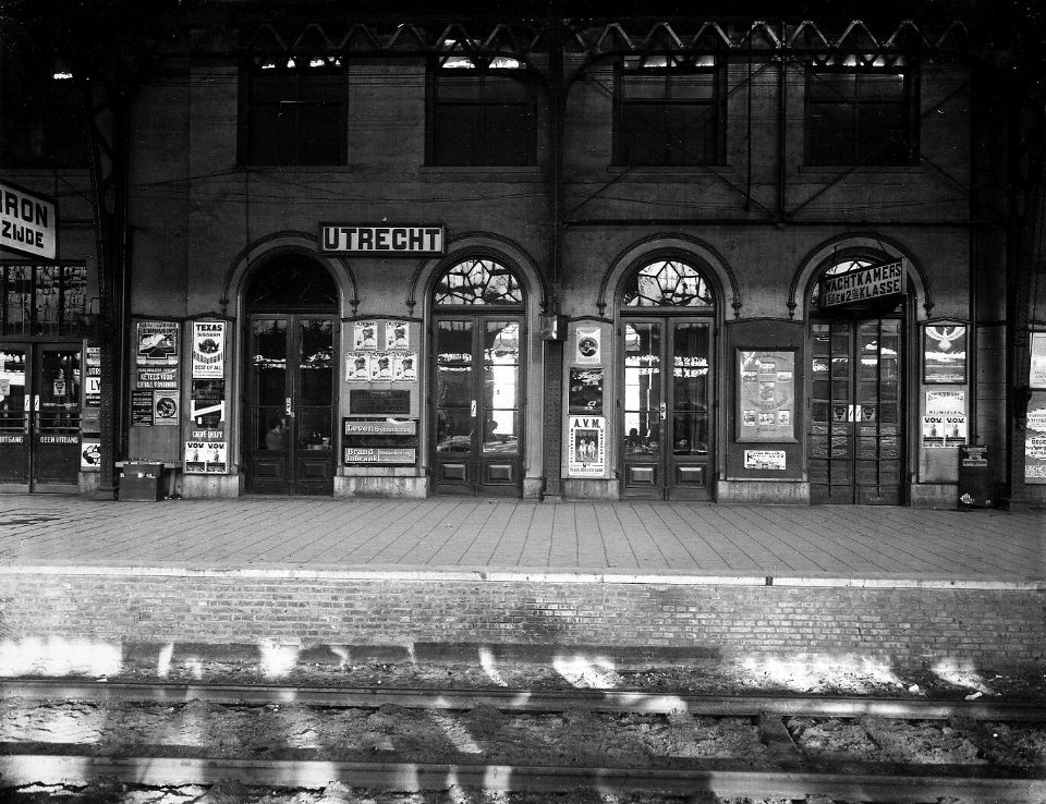 HUA-163242-Gezicht op het 1e perron van het N.S.-station Utrecht C.S. te Utrecht
