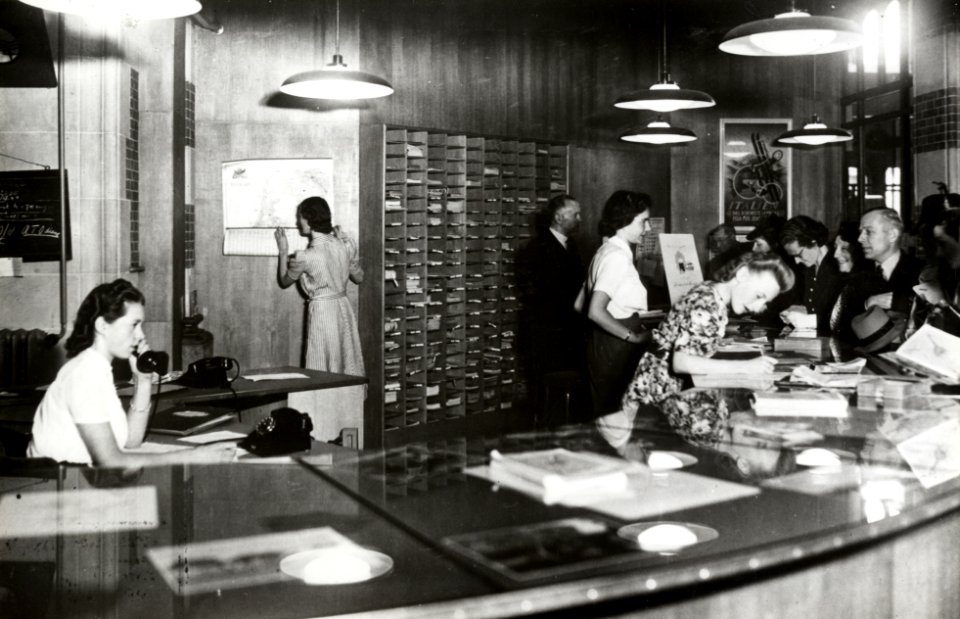 HUA-169285-Interieur van het N.S.-station Amsterdam C.S. te Amsterdam- inlichtingenbureau