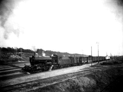 HUA-163246-Afbeelding van een stoomlocomotief uit de serie 3700-3800 van de N.S. met een goederentrein op het emplacement te Maarn