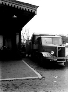 HUA-163491-Afbeelding van een opleggerbus van de N.S. naar Nijmegen op het Stationsplein te Zwolle