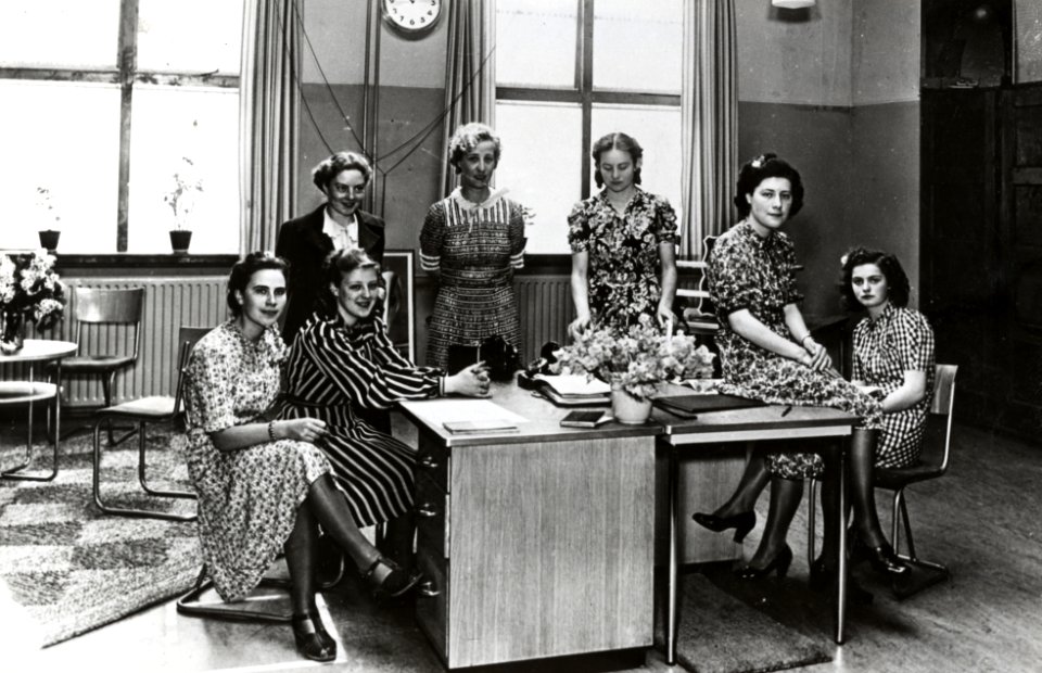 HUA-169319-Groepsportret van de informatrices van het inlichtingenbureau in het N.S.-station Rotterdam D.P. te Rotterdam