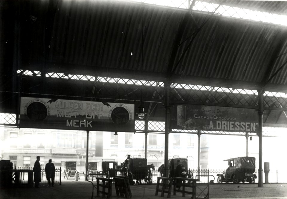 HUA-169209-Interieur van het NS station Den Haag SS te Den Haag uitgang onder de perronkap