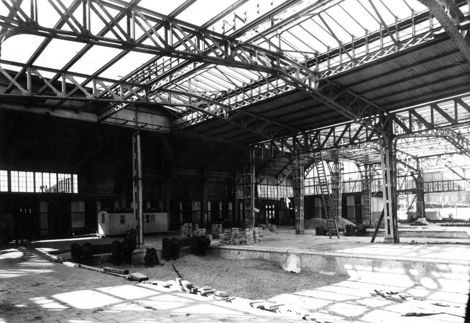 HUA-163512-Gezicht op de door oorlogshandelingen beschadigde perrons en perronkap van het N.S.-station Scheveningen Kurhaus te Scheveningen