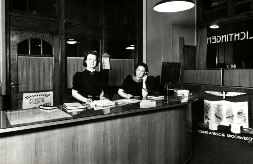 HUA-169316-Afbeelding van de informatrices van het inlichtingenbureau in het NS station Haarlem te Haarlem