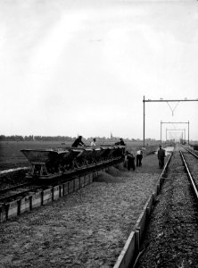 HUA-163516-Afbeelding van baanwerkers van de N.S. tijdens de werkzaamheden ten behoeve van de verzwaring van het baanvak Amsterdam - Utrecht, ter hoogte van Abcoude