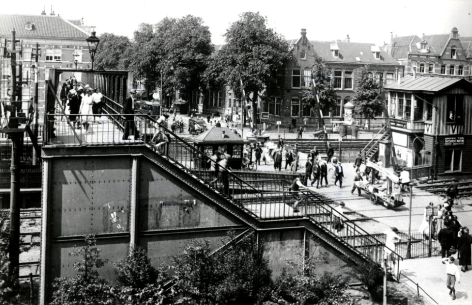 HUA-169358-Gezicht op de spoorwegovergang in de Javastraat - Van Swindenstraat te Amsterdam, ter hoogte van het N.S.-station Amsterdam Muiderpoort, met links de voetgangersbrug en rechts het seinhuis Post VI. N