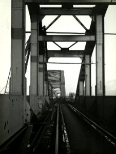 HUA-163525-Gezicht op de werkzaamheden ten behoeve van het herstel van de tijdens de oorlog vernielde spoorbrug over de Maas te Ravenstein