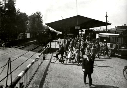 HUA-169383-Gezicht op het N.S.-station Bilthoven te Bilthoven (gemeente De Bilt), vanaf de spoorwegovergang in de Soestdijkseweg, met een groep forensen