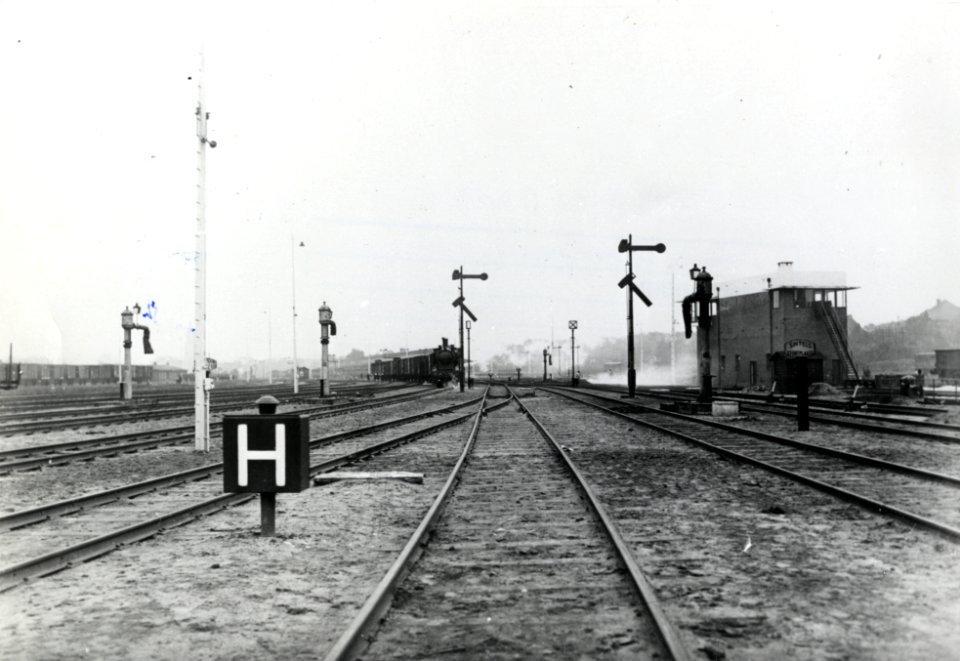 HUA-163279-Gezicht op het emplacement aan de westzijde van N.S.-station Amersfoort te Amersfoort, met rechts het seinhuis post I
